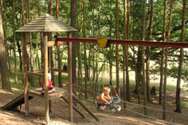 Kletterturm mit Seilbahn