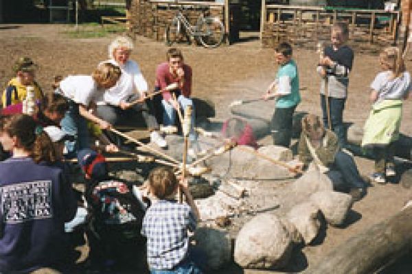 Kinder mit Lagerfeuer