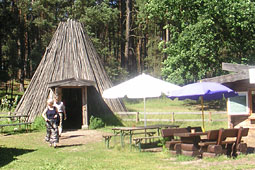 Köhlerhütte mit einer Feuerstelle