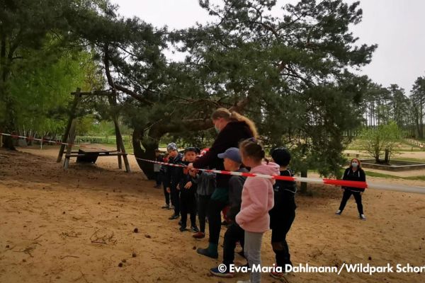 Eröffnung der Rutsche mit Kinder