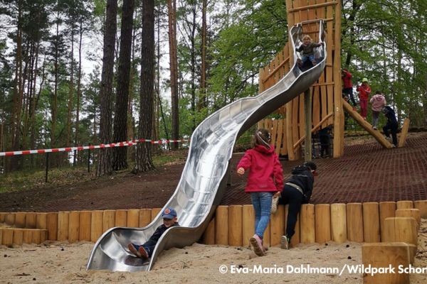 Kinder laufen zur Rutsche