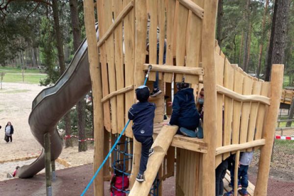 Kinder auf dem Klettergerüst